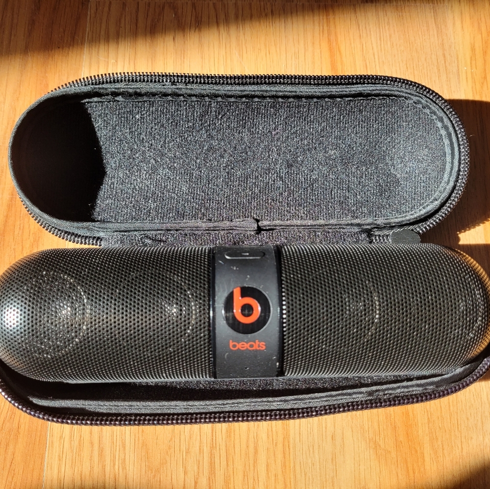 COPY - Beats Pill Wireless Speaker